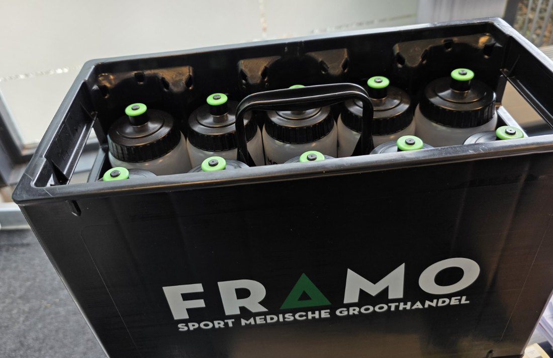 Aangeleverde productfoto: FRAMO krat met tien bidons en centrale greep