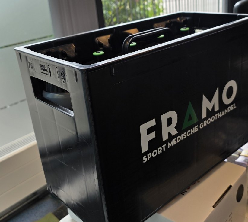 Zijaanzicht van het FRAMO bidonkrat met zijhandgreep